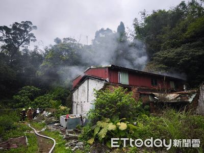 快訊/新北汐止鐵皮屋大火「全面燃燒」 屋主緊急衝出逃劫