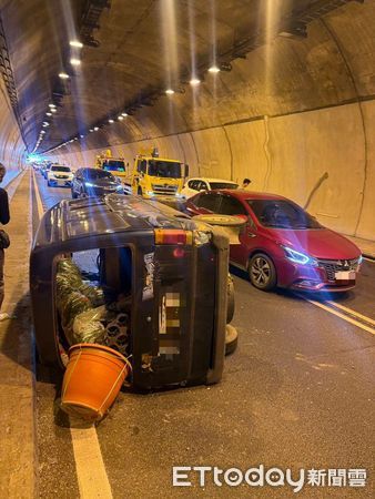▲▼        國道六號東向17.9公里處三車連環撞，所幸無人員傷亡     。（圖／記者高堂堯翻攝）