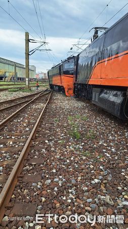 ▲台鐵鳴日號於花蓮機務段調車出軌。（圖／讀者提供）