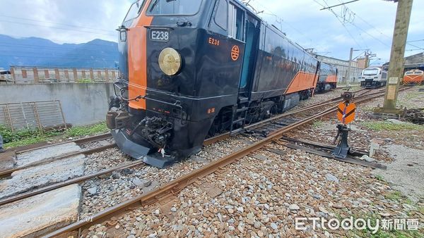 ▲台鐵鳴日號於花蓮機務段調車出軌。（圖／讀者提供）