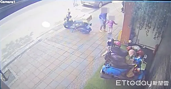 ▲桃園市桃園區龍安街一家飲料店，今天上午發生44歲廖姓女子持摺疊刀向3歲女童後背猛劃1刀受傷送醫，圖為監視畫面下行兇過程。（圖／記者沈繼昌翻攝）