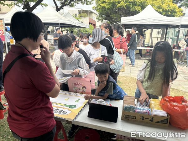 ▲台南市消防局第七大隊後甲分隊，配合市議員曾之婕服務處與小東里辦公室、警察局等，3日下午在光明公園舉辦防火宣導活動。（圖／記者林東良翻攝，下同）