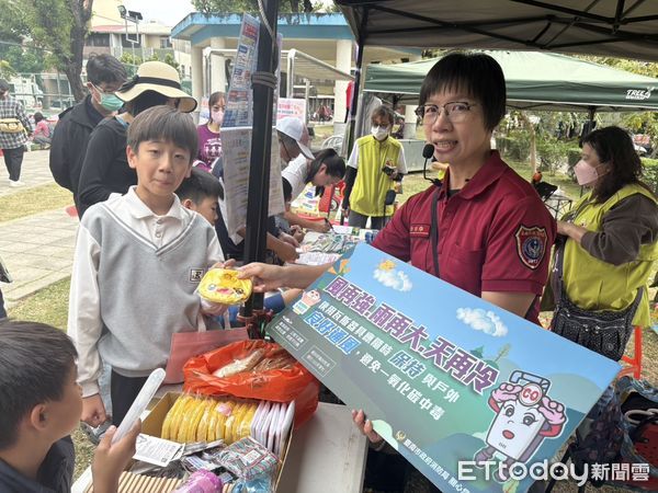 ▲台南市消防局第七大隊後甲分隊，配合市議員曾之婕服務處與小東里辦公室、警察局等，3日下午在光明公園舉辦防火宣導活動。（圖／記者林東良翻攝，下同）