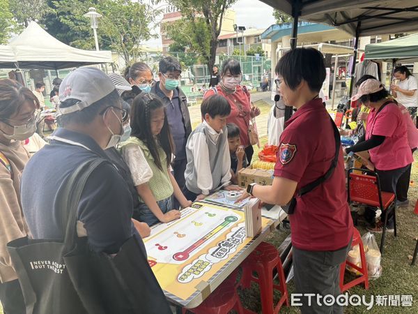 ▲台南市消防局第七大隊後甲分隊，配合市議員曾之婕服務處與小東里辦公室、警察局等，3日下午在光明公園舉辦防火宣導活動。（圖／記者林東良翻攝，下同）
