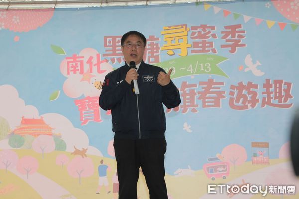 ▲「2025南化黑糖尋蜜季，寶光花旗春遊趣」農業產業文化活動，市長黃偉哲DIY製作黑糖蜂蜜鬆餅、發送兌換券給予熱情參與民眾，並走訪各特色攤商。（圖／記者林東良翻攝，下同）