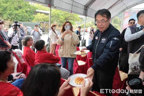 ▲「2025南化黑糖尋蜜季，寶光花旗春遊趣」農業產業文化活動，市長黃偉哲DIY製作黑糖蜂蜜鬆餅、發送兌換券給予熱情參與民眾，並走訪各特色攤商。（圖／記者林東良翻攝，下同）