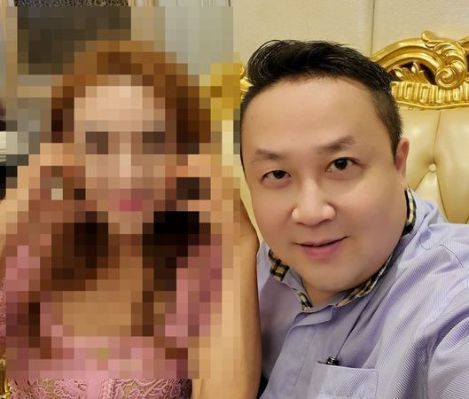 邱世元（右）涉案遭收押。（翻攝臉書）