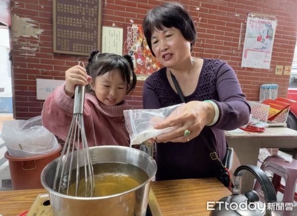 ▲林內福德宮特別於兒童節前夕舉辦親子DIY葉黃素菊花凍活動。（圖／記者游瓊華翻攝）