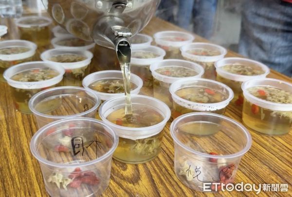 ▲林內福德宮特別於兒童節前夕舉辦親子DIY葉黃素菊花凍活動。（圖／記者游瓊華翻攝）