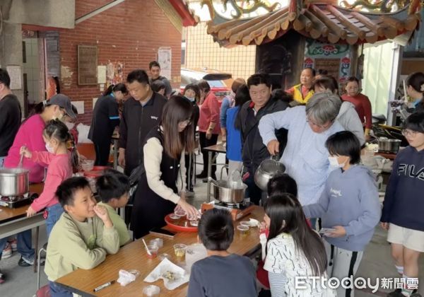 ▲林內福德宮特別於兒童節前夕舉辦親子DIY葉黃素菊花凍活動。（圖／記者游瓊華翻攝）