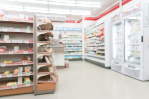 ▲桃園市蘇姓男子去年2月間在平鎮區某超商佯裝購物，卻趁店員不注意時竊取貨架上鮮乳蛋糕放入包包內，隨後折回店內竟將遛狗石叼著死老鼠放置甜品櫃貨架上，店長發現後報警提告。（圖／達志示意圖）