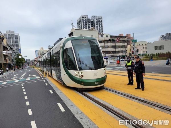 ▲▼高雄輕軌被撞了。（圖／記者許宥孺翻攝）