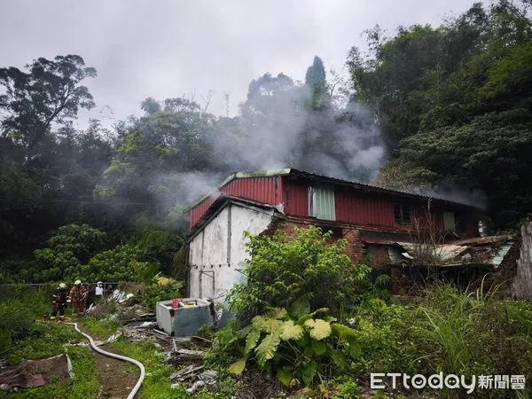 ▲3日下午汐止某鐵皮屋民宅發生火警，整間屋子燒毀所幸屋主順利逃生。（圖／記者張君豪番攝）