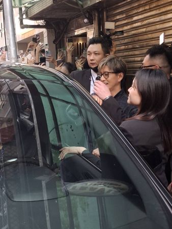 ▲▼直擊／百人圍觀木村拓哉！現身中山、大啖牛肉麵　粉絲嚇瘋：逛街巧遇天王。（圖／讀者提供）