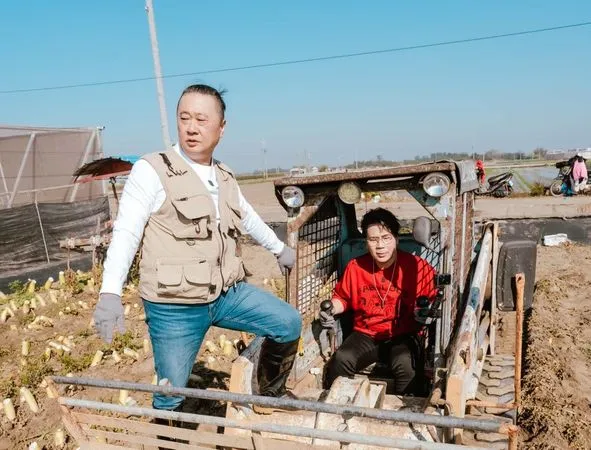 ▲▼邵大倫（右）與邰智源（中）採收菜頭、體驗開山貓。（圖／公視台語台提供）