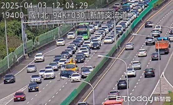 ▲國1南向93.5公里處發生4輛小客車追撞事故。（圖／高公局提供）