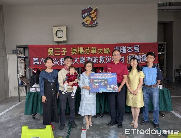 ▲台南市民吳楊芬華女士，以已故丈夫吳三子先生名義，捐贈台南市消防局第六大隊多項高規格消防設備與救援器材，總價值逾490萬元，由第六大隊副大隊長張勇鈞代表接受，並回贈感謝牌。（圖／記者林東良翻攝，下同）