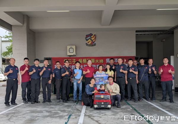 ▲台南市民吳楊芬華女士，以已故丈夫吳三子先生名義，捐贈台南市消防局第六大隊多項高規格消防設備與救援器材，總價值逾490萬元，由第六大隊副大隊長張勇鈞代表接受，並回贈感謝牌。（圖／記者林東良翻攝，下同）