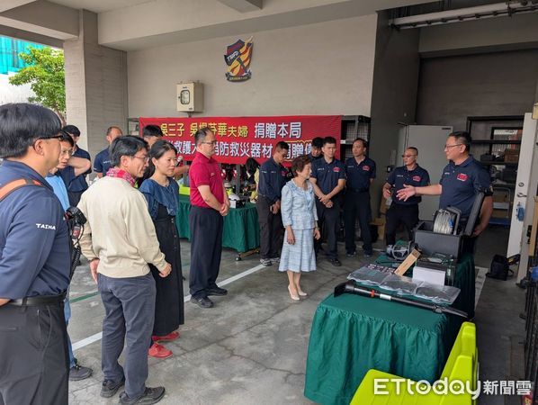 ▲台南市民吳楊芬華女士，以已故丈夫吳三子先生名義，捐贈台南市消防局第六大隊多項高規格消防設備與救援器材，總價值逾490萬元，由第六大隊副大隊長張勇鈞代表接受，並回贈感謝牌。（圖／記者林東良翻攝，下同）