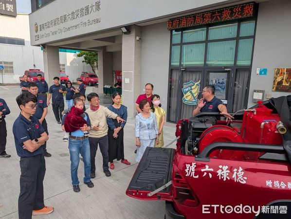 ▲台南市民吳楊芬華女士，以已故丈夫吳三子先生名義，捐贈台南市消防局第六大隊多項高規格消防設備與救援器材，總價值逾490萬元，由第六大隊副大隊長張勇鈞代表接受，並回贈感謝牌。（圖／記者林東良翻攝，下同）