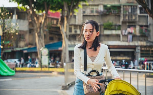 ▲《器子》中，張孝全（左）與林映唯原本擁有可愛的小孩。（圖／華映娛樂提供）