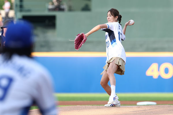 ▲賈永婕受邀開球。（圖／富邦悍將提供）