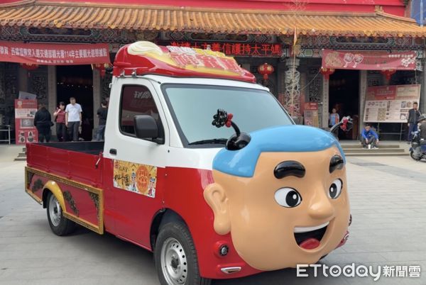 ▲西螺福興宮特地打造一輛超可愛的神童造型「神童車」，今日首度曝光，於廟埕舉行祈福儀式。（圖／記者游瓊華翻攝）