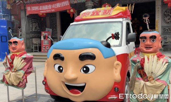 ▲西螺福興宮特地打造一輛超可愛的神童造型「神童車」，今日首度曝光，於廟埕舉行祈福儀式。（圖／記者游瓊華翻攝）