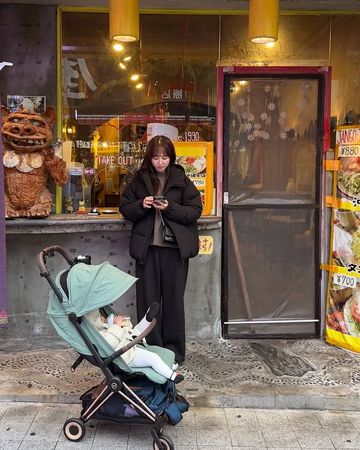 ▲洪詩女兒因異位性皮膚炎，常抓到破皮流血。（圖／翻攝自Instagram／angelhong）