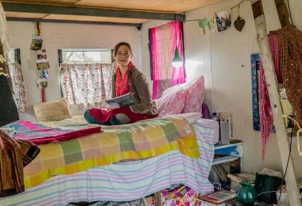 ▲▼10年前最後一次花錢　女子辭職過「0元生活」用布擦小便。（圖／翻攝jolowimpact）