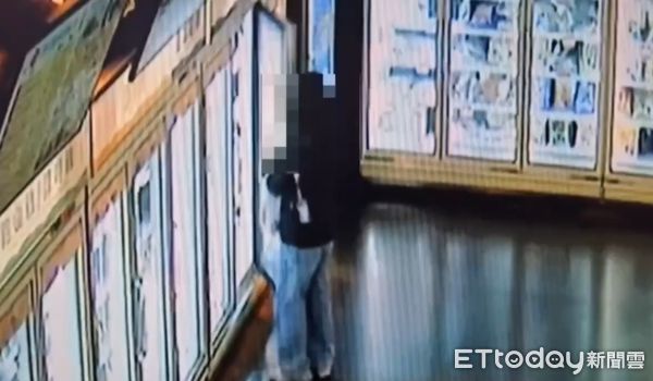 ▲▼女子到冷凍海鮮專賣店，2度偷走價值3340元的冷凍海鮮。（圖／記者邱中岳翻攝）