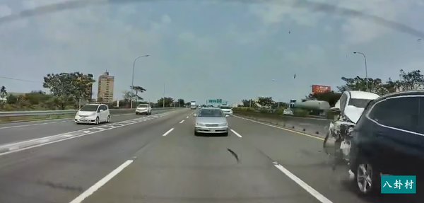 ▲國道1號南向304.4公里台南麻豆路段，3日中午12時30分許，發生3車追撞事故，造成1人受傷。（圖／翻攝自八卦村，下同）