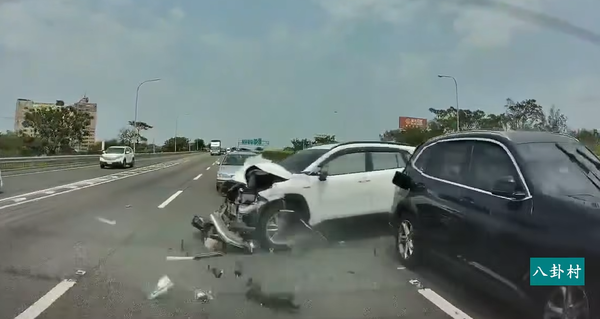 ▲國道1號南向304.4公里台南麻豆路段，3日中午12時30分許，發生3車追撞事故，造成1人受傷。（圖／翻攝自八卦村，下同）