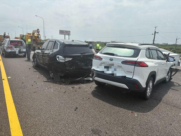 ▲國道1號南向304.4公里台南麻豆路段，3日中午12時30分許，發生3車追撞事故，造成1人受傷。（圖／翻攝自八卦村，下同）