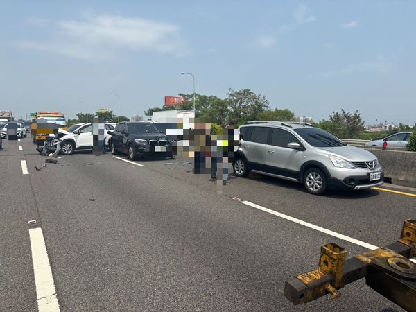 ▲國道1號南向304.4公里台南麻豆路段，3日中午12時30分許，發生3車追撞事故，造成1人受傷。（圖／翻攝自八卦村，下同）