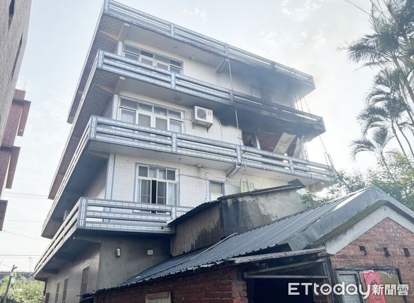 ▲桃園市平鎮區金陵路上一棟5層樓民宅今天清晨大火，火勢由3樓竄出，消防人員到場灌救。（圖／記者沈繼昌翻攝）