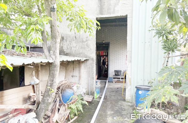 ▲桃園市平鎮區金陵路上一棟5層樓民宅今天清晨大火，受困女子已由1樓自行脫困逃出。（圖／記者沈繼昌翻攝）