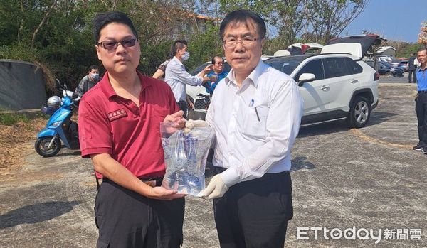 ▲台南市長黃偉哲4日也在七股龍山公墓祭祖，當場慰勉七股分隊消防人員，最近各縣市公墓火警頻傳，故更需要加強清明期間公墓防火宣導，希望民眾要確實提高危機意識。（圖／記者林東良翻攝，下同）