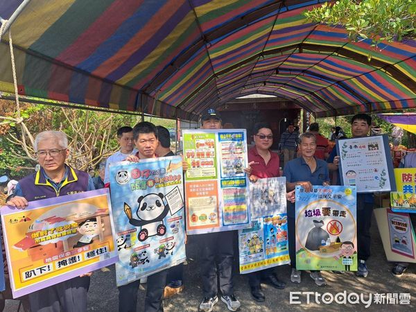 ▲台南市長黃偉哲4日也在七股龍山公墓祭祖，當場慰勉七股分隊消防人員，最近各縣市公墓火警頻傳，故更需要加強清明期間公墓防火宣導，希望民眾要確實提高危機意識。（圖／記者林東良翻攝，下同）