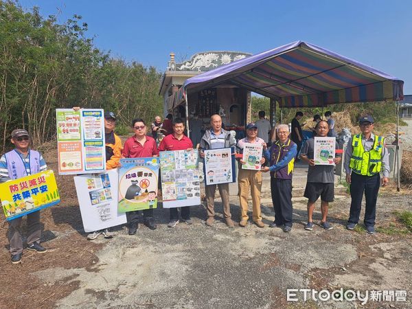 ▲台南市長黃偉哲4日也在七股龍山公墓祭祖，當場慰勉七股分隊消防人員，最近各縣市公墓火警頻傳，故更需要加強清明期間公墓防火宣導，希望民眾要確實提高危機意識。（圖／記者林東良翻攝，下同）