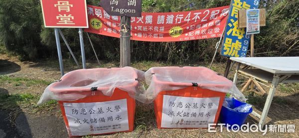 ▲台南市長黃偉哲4日也在七股龍山公墓祭祖，當場慰勉七股分隊消防人員，最近各縣市公墓火警頻傳，故更需要加強清明期間公墓防火宣導，希望民眾要確實提高危機意識。（圖／記者林東良翻攝，下同）