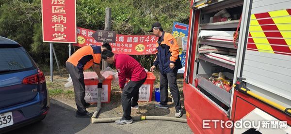 ▲台南市長黃偉哲4日也在七股龍山公墓祭祖，當場慰勉七股分隊消防人員，最近各縣市公墓火警頻傳，故更需要加強清明期間公墓防火宣導，希望民眾要確實提高危機意識。（圖／記者林東良翻攝，下同）
