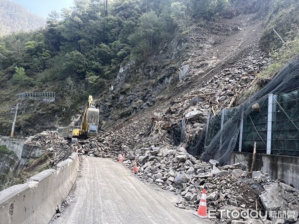 ▲中橫便道搶通開放前遇落石又斷，清明加開班次通通喊卡。（圖／公路局提供）