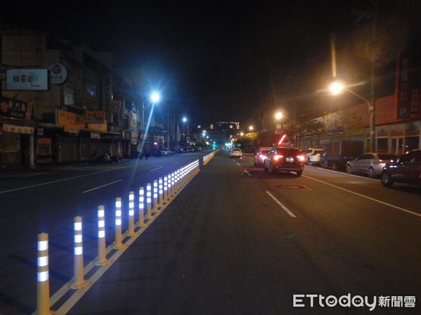 ▲▼梧棲男子午夜穿越馬路遭撞不治，自小客前擋玻璃凹陷。（圖／民眾提供，下同）