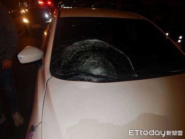 ▲▼梧棲男子午夜穿越馬路遭撞不治，自小客前擋玻璃凹陷。（圖／民眾提供，下同）
