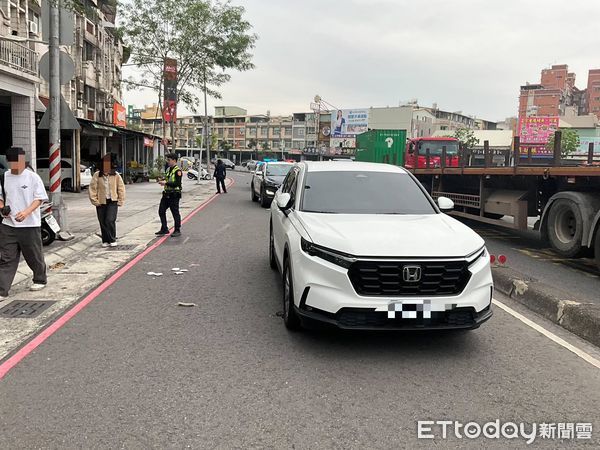 ▲白色車輛撞上一部機車造成一名騎士受傷，而泌尿女醫師張美玉經過協助檢傷             。（圖／記者吳奕靖翻攝）