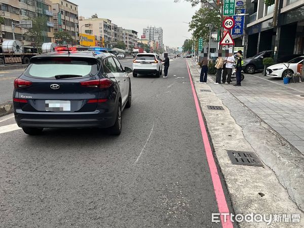 ▲白色車輛撞上一部機車造成一名騎士受傷，而泌尿女醫師張美玉經過協助檢傷             。（圖／記者吳奕靖翻攝）