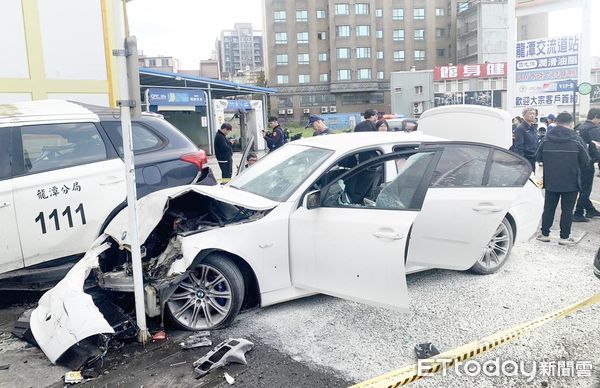 ▲龍潭警方昨天下午圍捕懸掛失竊車牌寶轎車。（圖／記者沈繼昌翻攝）