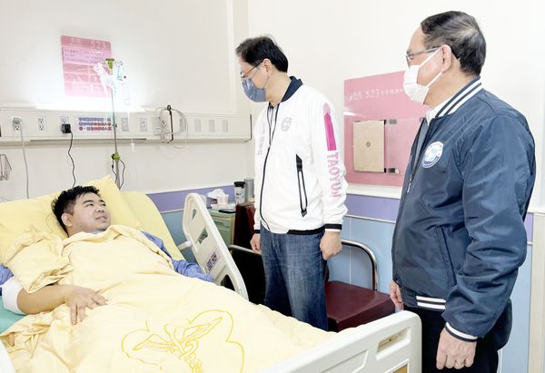 ▲桃園市長張善政今天上午探視圍捕拒捕毒蟲而負傷骨折開刀陳姓員警，市警局長吳坤旭也到場陪同。（圖／市府新聞處提供）