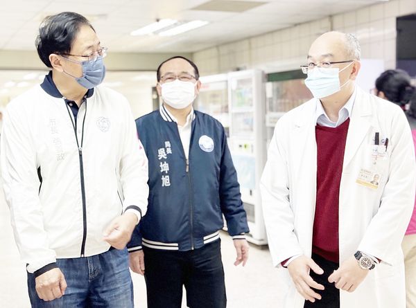 ▲桃園市長張善政探視圍捕拒捕毒蟲而負傷骨折開刀陳姓員警，聽取院方報案術後恢復過程。（圖／市府新聞處提供）